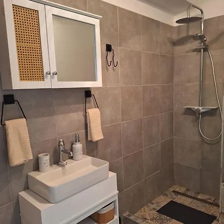 Apartma Under The Drunk Railroad Appartamento *